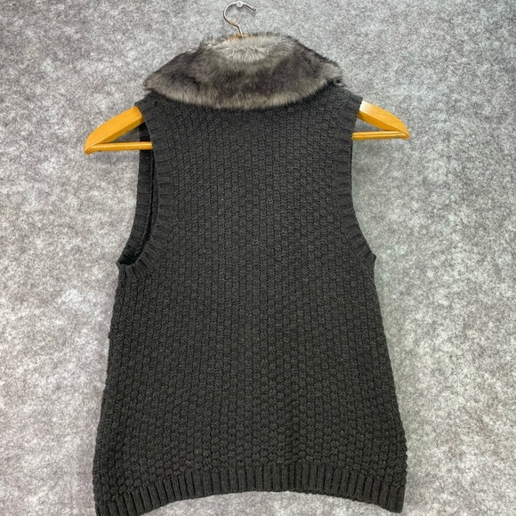 Chicos Women’s Arya Faux Fur Sweater Vest Size Small 4 (0) Knit Sleeveless Woven - Picture 9 of 10